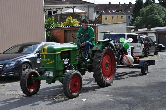 Begleitet  von Traktor-Geräuschen