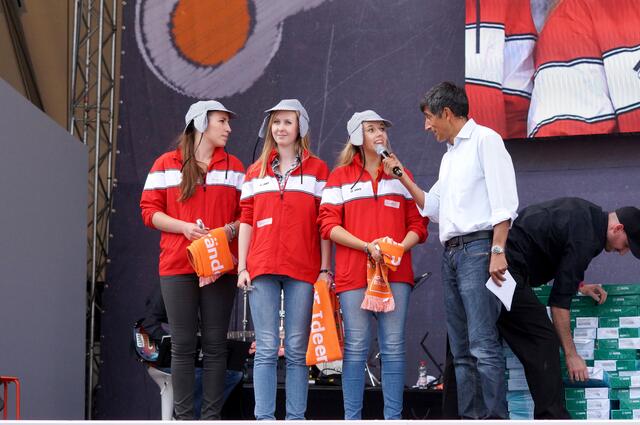 Rhanga Yogeshwa und das Mädchenteam (TEAM ROT) im Gespräch.