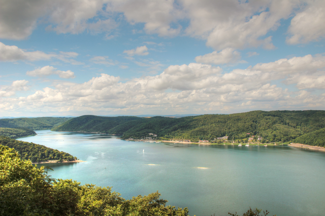 Aussicht gen Westen. In der Mitte links die Hammerbergspitze.