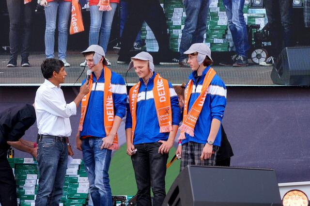 Auch die Jungen (TEAM BLAU) werden befragt. Ranga Yogeshwar im direkten Gespräch mit Frederic Tausch - Botschafter der IdeenExpo 2013.