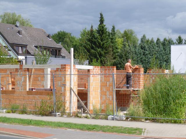 .... 2 Doppelhäuser werden gebaut.