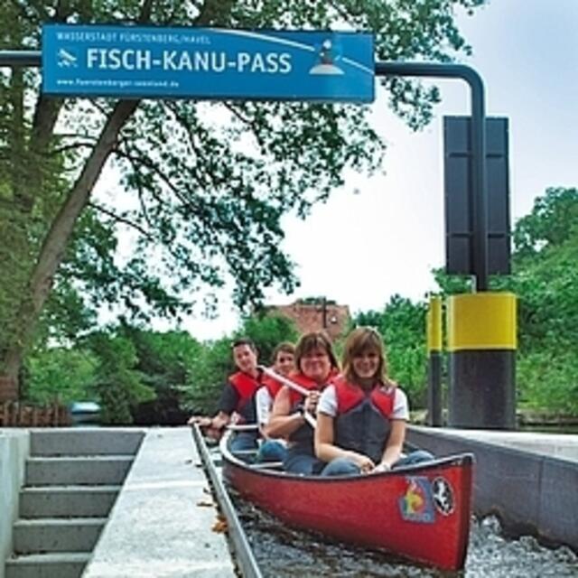 Kombi-Fisch-Kanu-Pässe fehlen u.A. im Leineverlauf als Voraussetzung zur Tourismusförderung !_ Beispielhaft:  http://www.fuerstenberger-seenland.de/fuerstenberg-paddeln.html_   http://www.youtube.com/watch?v=ElTFrgoGnVQ | Foto: Fürstenberg