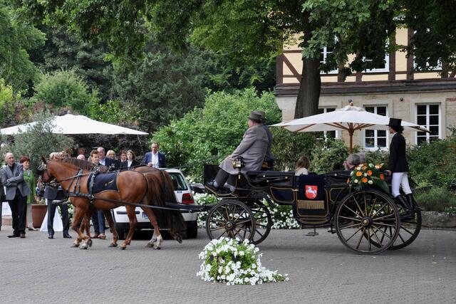 Die ebenfalls überraschten Gäste begrüßen das Jubelpaar.