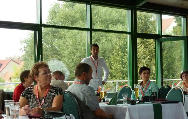 Besuch aus Augsburg ist auch da: Am Fenster steht Alexander Steichele von der Myheimatredaktion.