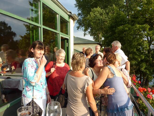 ...und hier mit Mandy; von links nach rechts: Constanze Seemann, Martina, Tina, Mandy, Shima; dahinter: Bernd, Hildegard, 1. Geschichtenerzähler, Doris und ihr Mann, neben Shima noch eine halbe Karin
