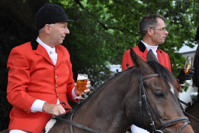 Ein dreifaches "Hufschlag frei!" für das Goldene Brautpaar. Hans-Ulrich Roggenbuck und Peter Meisel bringen den traditionellen Toast aus.