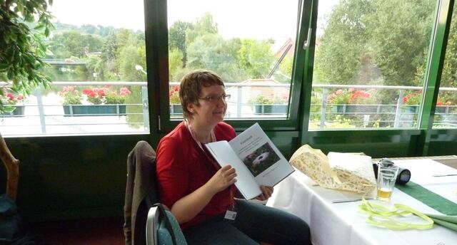 Constanze Matthes freut sich über das Geschenk.
