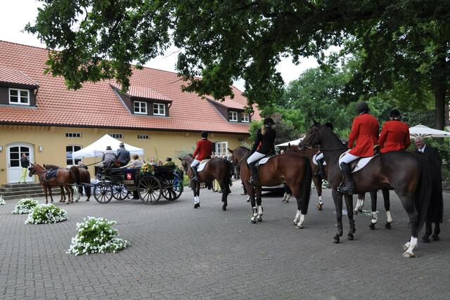 Das goldene Braupaar trifft in Begleitung der Wilkenburger Reiter auf dem Rittergut Groß Goltern ein.