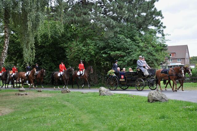 Die Reiterinnen und Reiter des RV-Wilkenburg begleiten das Paar in geschlossener Formation.