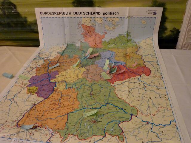 Jeder klebt sein Zettelchen in die Deutschlandkarte ein.