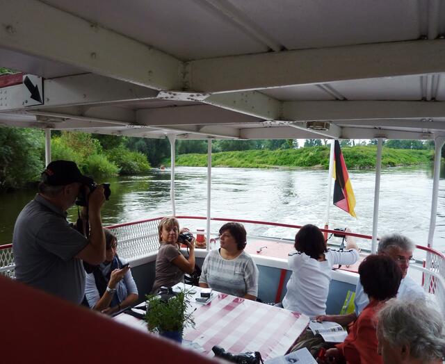 Es wird eifrig fotografiert. Links im Bild: Kurt Battermann