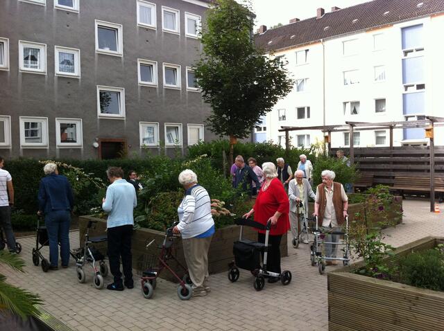 Eifrig machen die Bewohner und Gäste mit