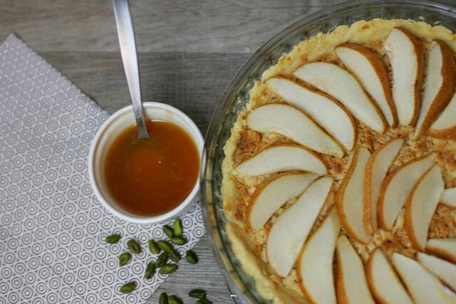 Jetzt wird die Tarte aprikotiert und mit den gehackten Pistazienkernen verschönert.