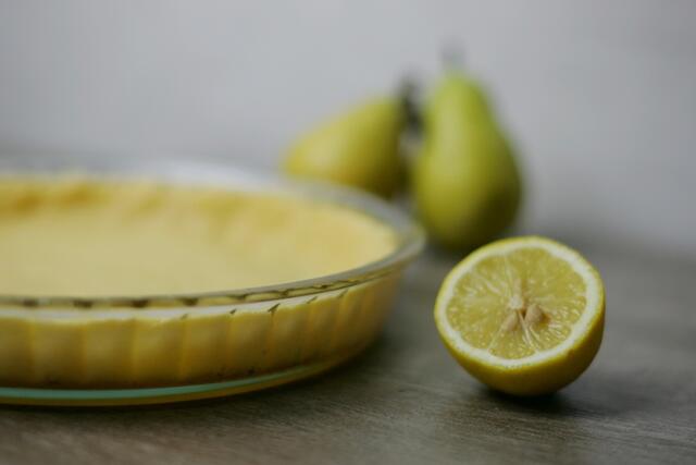 In eine Tarteform füllen. Eine Springform geht natürlich auch.