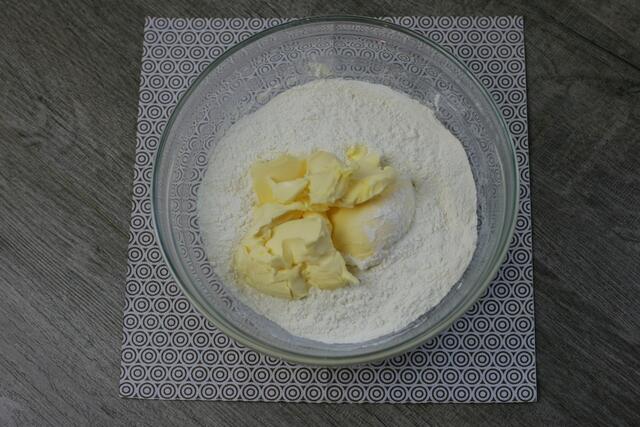 Mehl, eine Prise Salz und Butter verkneten.