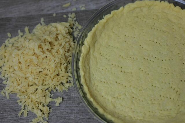 Marzipan auf dem vorgebackenen Boden verteilen und nochmals backen (siehe Rezept).