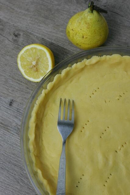 Mit einer Gabel mehrmals einstechen und vorbacken (siehe Rezept).