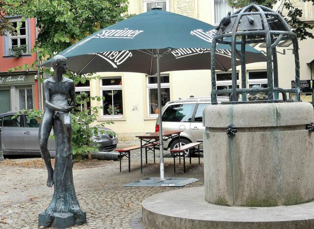 Vor dem Eingang der Vogelfänger- Brunnen