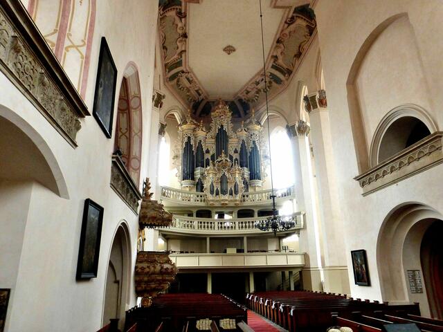 Innenraum mit Blick auf die Hildebrandt-Orgel
