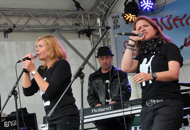 Agent Dee - eine Rock Cover Band aus Hannover auf der Bühne von Radio Leinehertz.