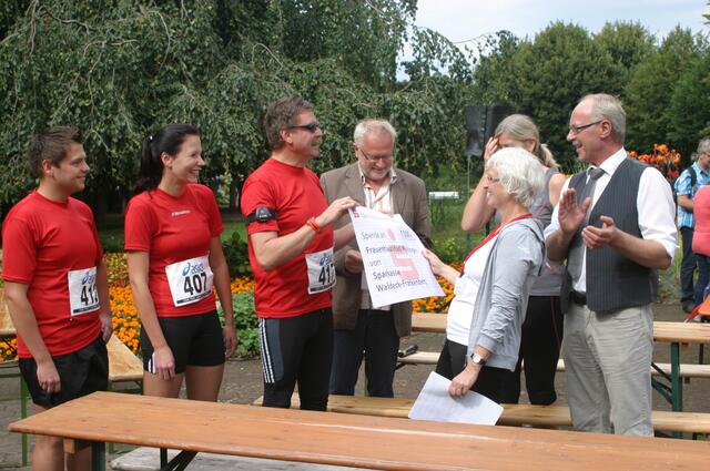 Schon vorab einen Scheck überreichte das Team der Sparkasse Waldeck-Frankenberg, das ebenso wie die EWF zur treuen Teilnehmerschaft gehört.