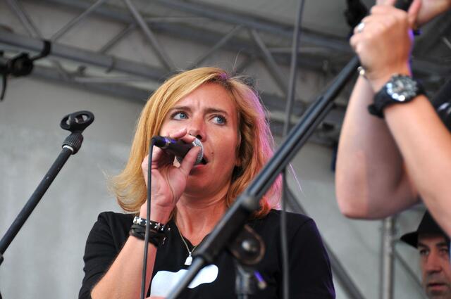 Agent Dee - eine Rock Cover Band aus Hannover auf der Bühne von Radio Leinehertz.