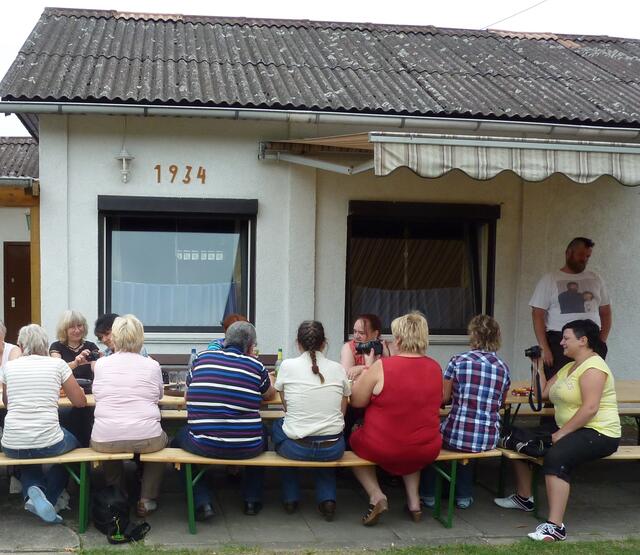 Eine fröhliche Runde vor dem Vereinshaus: Gaby, Gabriele, Rashia, Sigrid, Toto; den Rücken zeigen Gabi, Karin, Holger, Heidrun, Gertraud, Tina, Mandy.