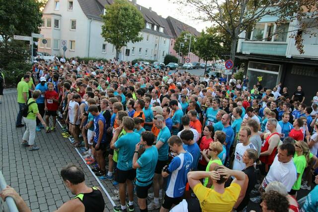 12. Lehrter Abend-City-Lauf 2013 ● 10-Kilometer-Start. | Foto: Hubert Lödding