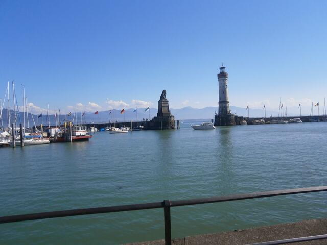 Der Löwe bildet zusammen mit dem neuen Leuchtturm den Hafeneingang der Inselstadt Lindau
