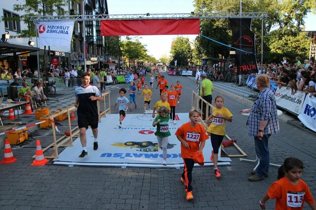 12. Lehrter Abend-City-Lauf 2013 ● 2-Kilometer-Läufer im Ziel. | Foto: Hubert Lödding