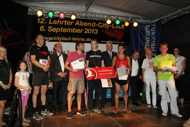 12. Lehrter Abend-City-Lauf 2013 ● Siegerehrung.  u.A. Karsten Meier, 1. Platz 10 km, LG Braunschweig. | Foto: Hubert Lödding
