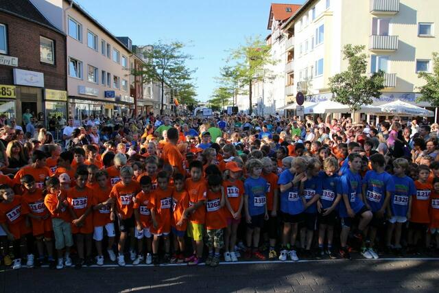 12. Lehrter Abend-City-Lauf 2013 ● Starterfeld 2-Kilometer-Lauf. | Foto: Hubert Lödding