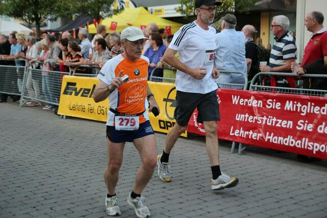12. Lehrter Abend-City-Lauf 2013 ● Der Fotograf der Spargel-Sprinter Burgdorf ist auch dabei. | Foto: Hubert Lödding