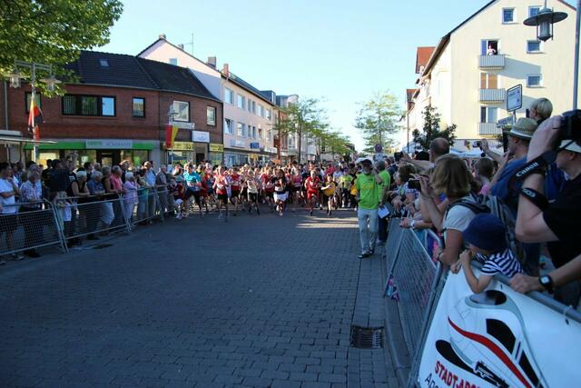 12. Lehrter Abend-City-Lauf 2013 ● 4-Kilometer-Start. | Foto: Hubert Lödding
