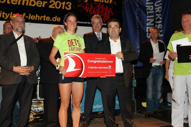 12. Lehrter Abend-City-Lauf 2013 ● Siegerehrung 10 Kilometer, Gwendolyn Mewes von Dets Laufshop. | Foto: Hubert Lödding