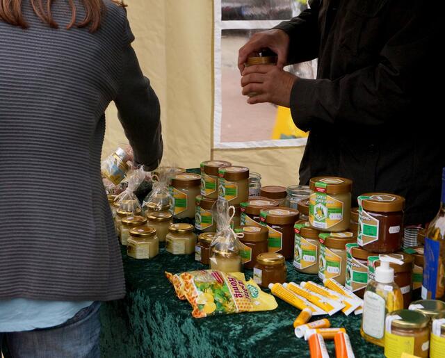 Honig aus Burgwedel - Hier konnte gekostet werden...! Ich konnte nicht widerstehen und freue mich auf mein nächstes Frühstücksbrötchen...
