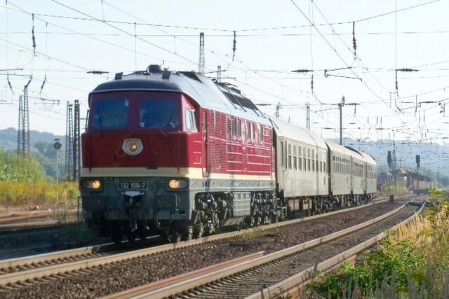 132 158-7 der Leipziger Eisenbahnfreunde bei der Durchfahrt im Bhf Naumburg Saale Hbf in Richtung Meiningen