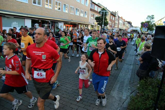 12. Lehrter Abend-City-Lauf 2013 ● 4-Kilometer-Start. Die Adelheidsdorfer Lauf-AG ist auch wieder vertreten. | Foto: Hubert Lödding