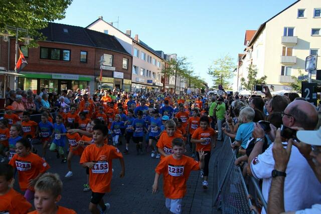 12. Lehrter Abend-City-Lauf 2013 ● 2-Kilometer-Läufer. | Foto: Hubert Lödding