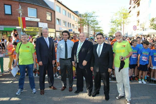 12. Lehrter Abend-City-Lauf 2013 ● Schirmherr und Sponsoren eingerahmt von Renndirektor und Kommentator. | Foto: Hubert Lödding