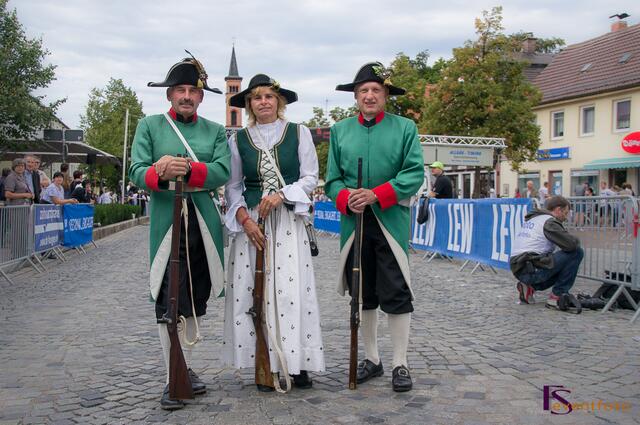 11. Friedberger Halbmarathon 2013 - Die Wulfertshauser Schützen geben mit einer Böllersalve den Start frei
