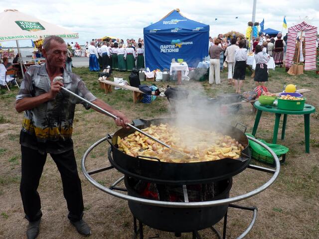 Das große Folklorefet am Speichersee ist auch ein Festessen