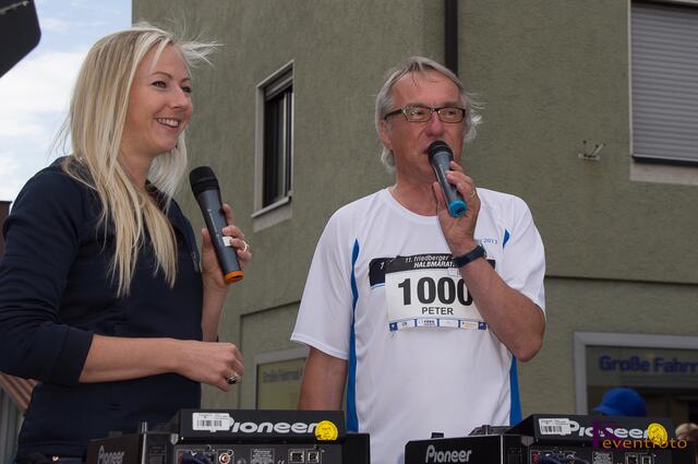 11. Friedberger Halbmarathon 2013 - Friedbergs Bürgermeister Dr. Peter Bergmair begrüßt die Teilnehmer und die Zuschauer