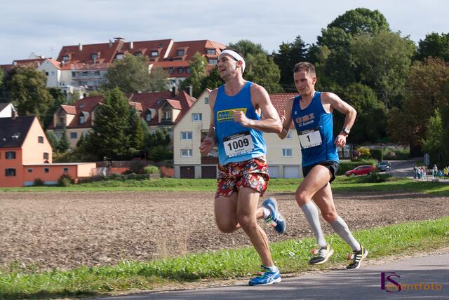 11. Friedberger Halbmarathon 2013 - Auf der Strecke: Andrew McLeod (vorn) und Bruno Schumi