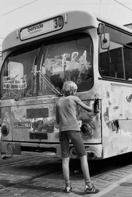 Einmal völlig legal Busse beschmieren: Tag der offenen Tür 1983 auf dem Üstra-Betriebshof in Döhren.