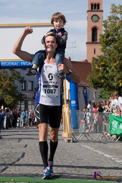 11. Friedberger Halbmarathon 2013 - Tom Weikert (TG Viktoria Augsburg) wird Dritter in einer Zeit von 1:19:56 - Weikerts Sohn genießt den Erfolg auf Papas Schultern