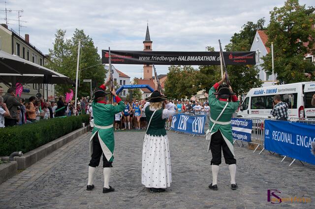 11. Friedberger Halbmarathon 2013 - Die Wulfertshauser Schützen geben mit einer Böllersalve den Start frei