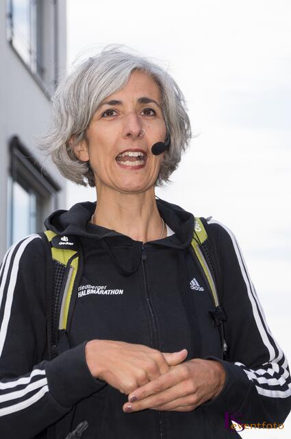 11. Friedberger Halbmarathon 2013 - Moderatorin Sabine Nägele unterstützte die Läufer am Friedberger Berg