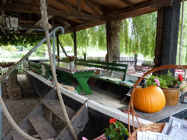 Die alte Fähre im Gartenlokal