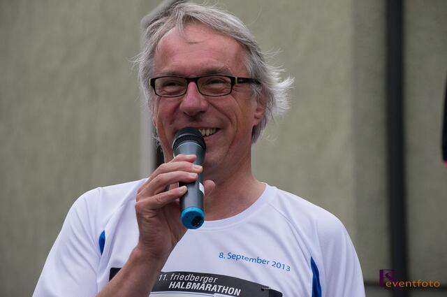 11. Friedberger Halbmarathon 2013 - Friedbergs Bürgermeister Dr. Peter Bergmair begrüßt die Teilnehmer und die Zuschauer